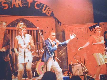 Maynard on stage with The Castanet Club in Perth 1986.