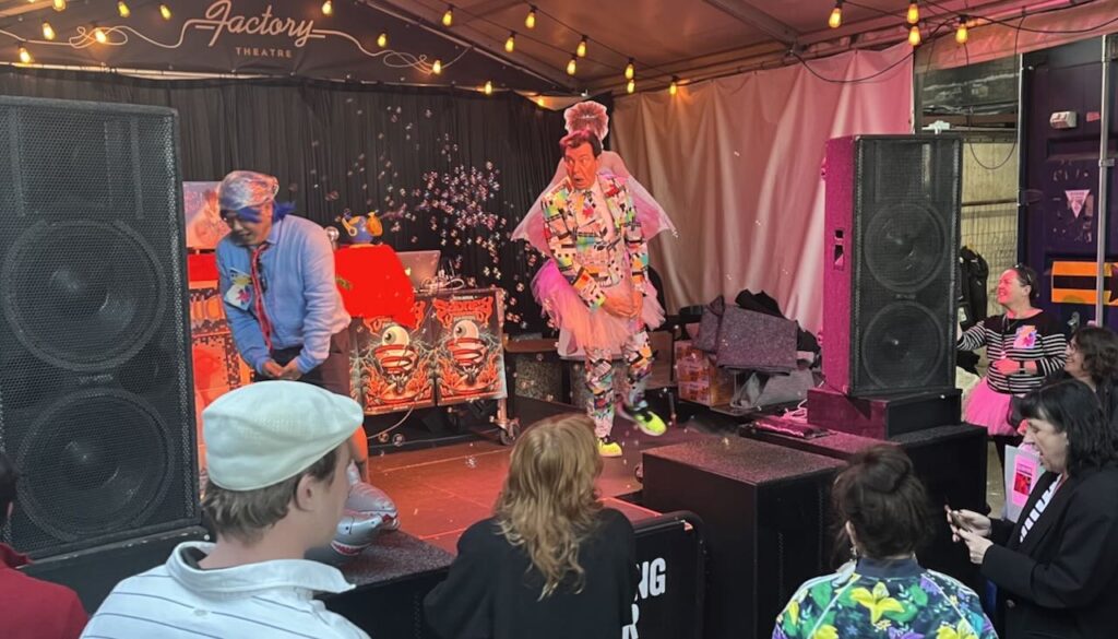 Peter & Maynard perform I Want To Live In A House dance onstage.